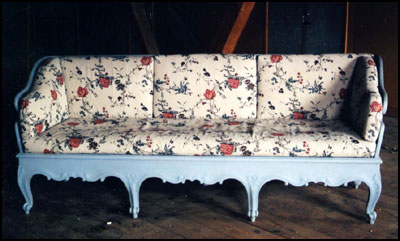 Soffa med handskuren dekor
